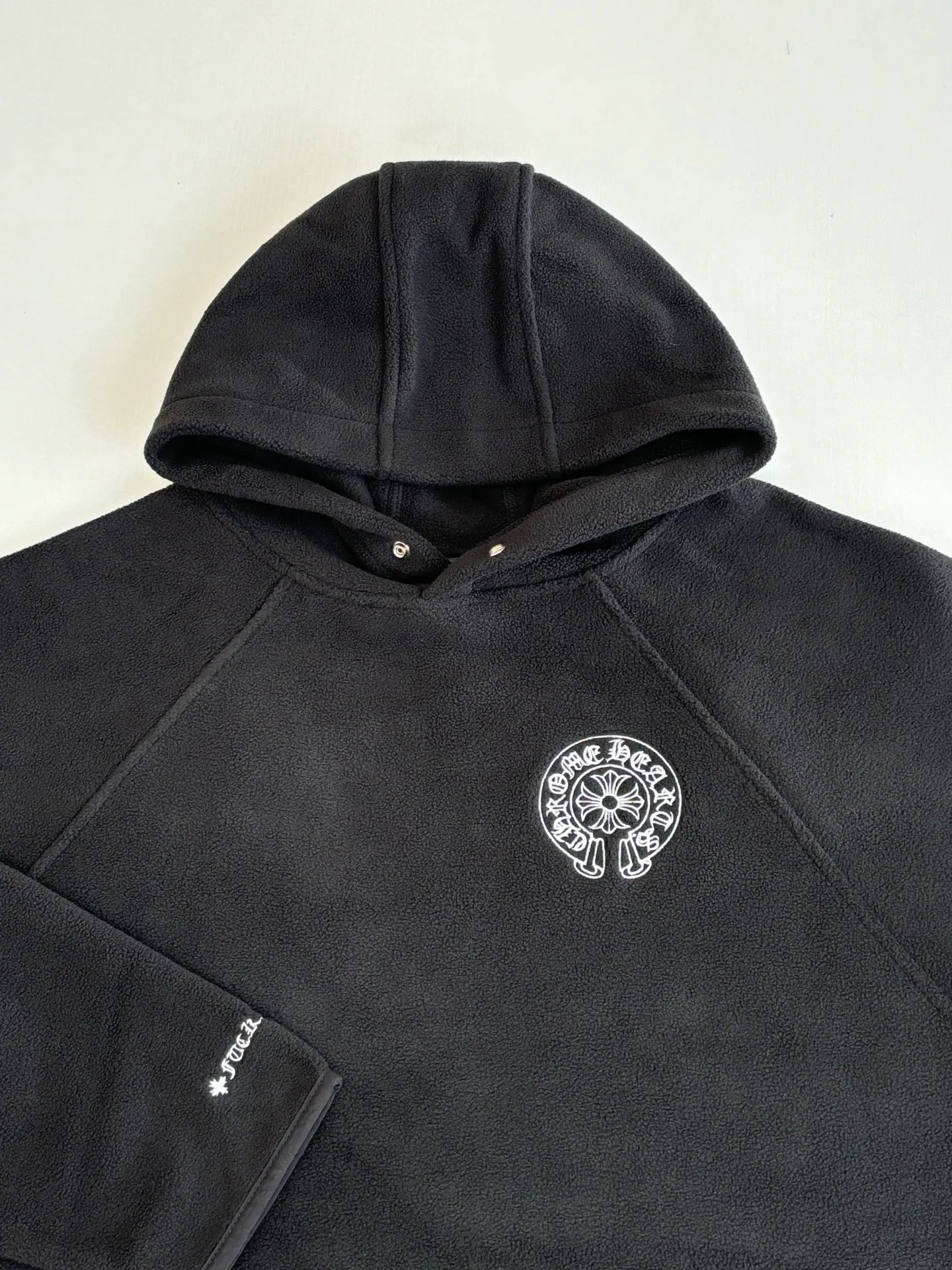P410 Chrome Hear*/Chrome Heart 25 new autumn and winter embroidered double-sided brushed polar fleece hooded sweatshirt is rare in Chrome Heart's material selection. It uses terry and brushed fabrics to make it softer and warmer. Classic horseshoe embroidery on the chest. Made of imported lambskin. The crusaders flower four-button buckle on the collar and the melon beads at the hem are all genuine antique silver. Size: S/M/L